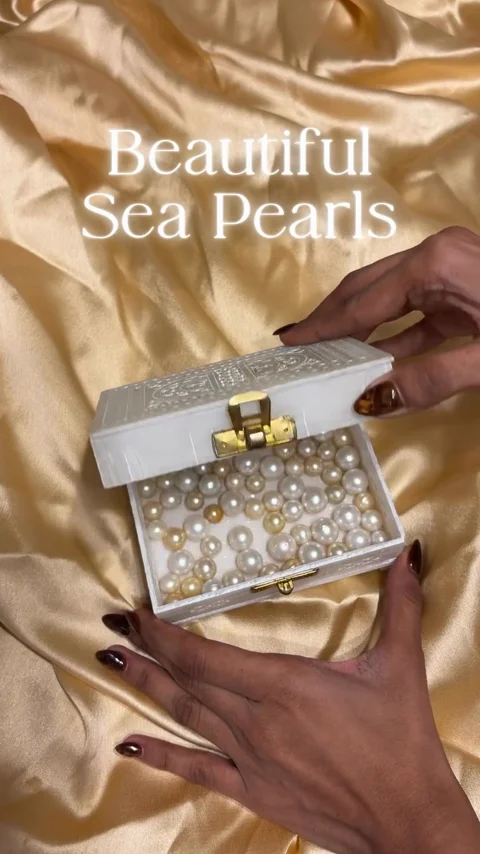 Loose sea pearls in different sizes and colours, displayed in a decorative box.
