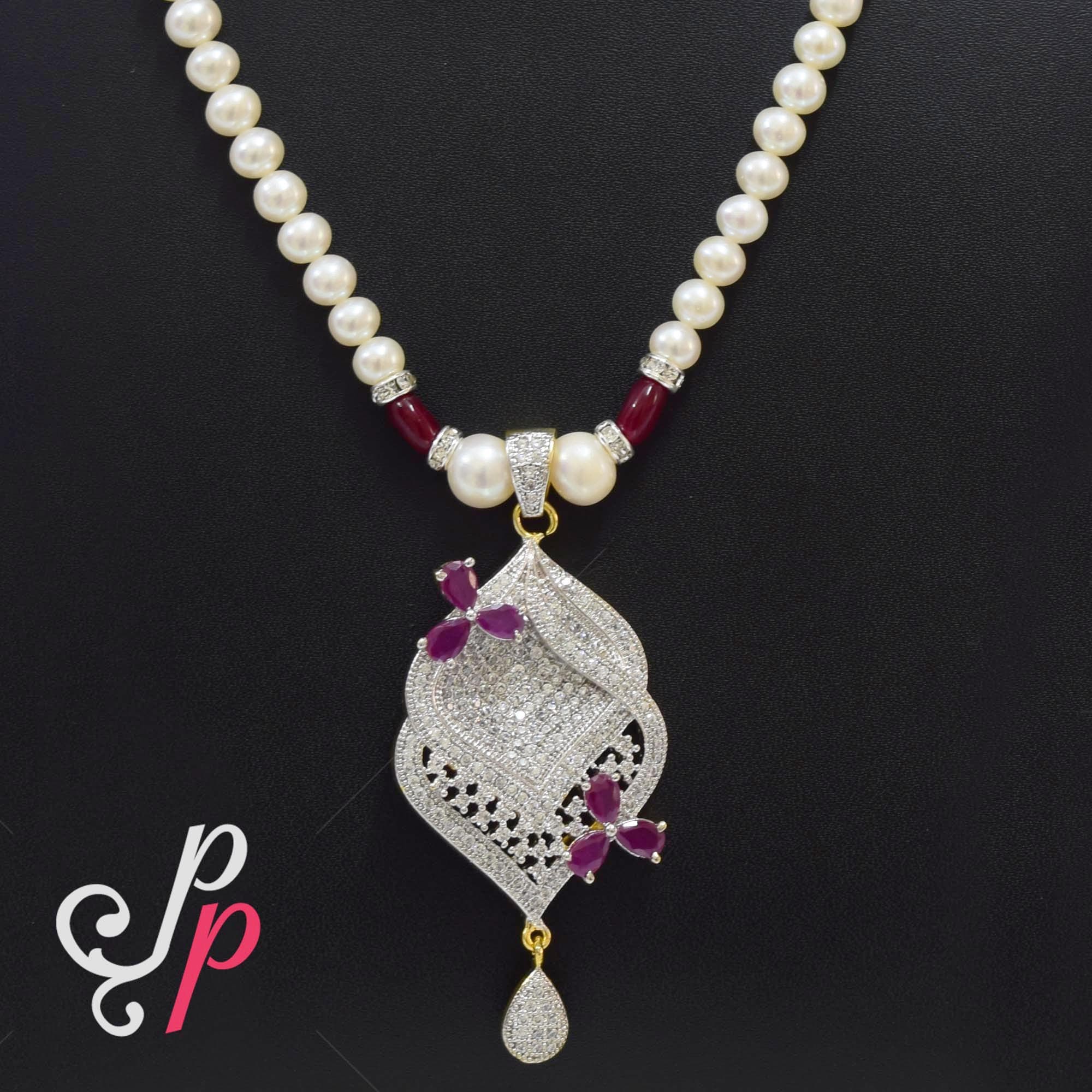 Stylish necklace set in lustrous roundish pearls - Image 2