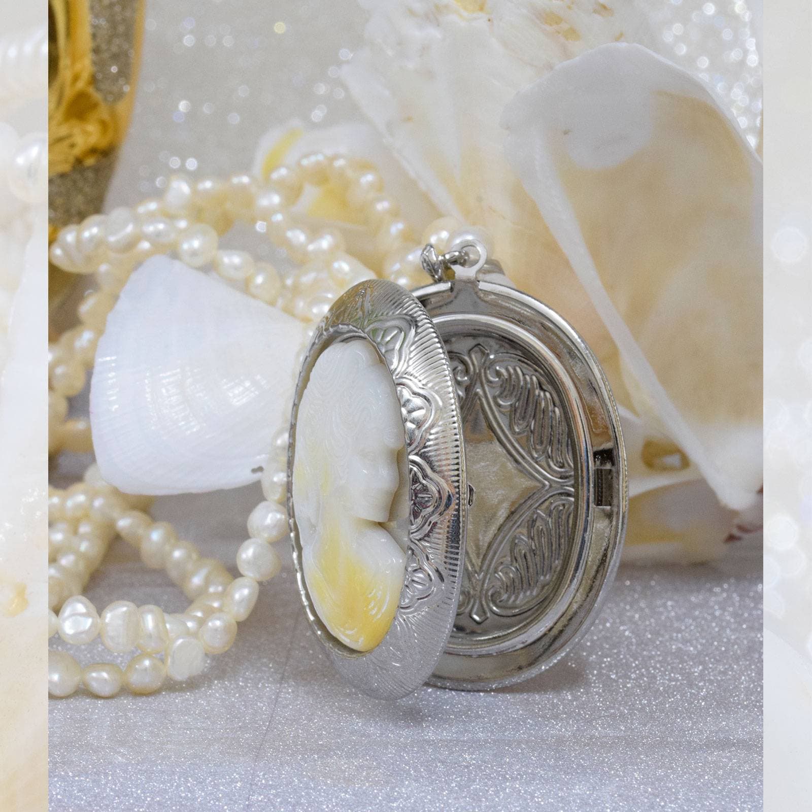 Baroque Pearl Necklace with Vintage Type Openable Pendant - Image 4