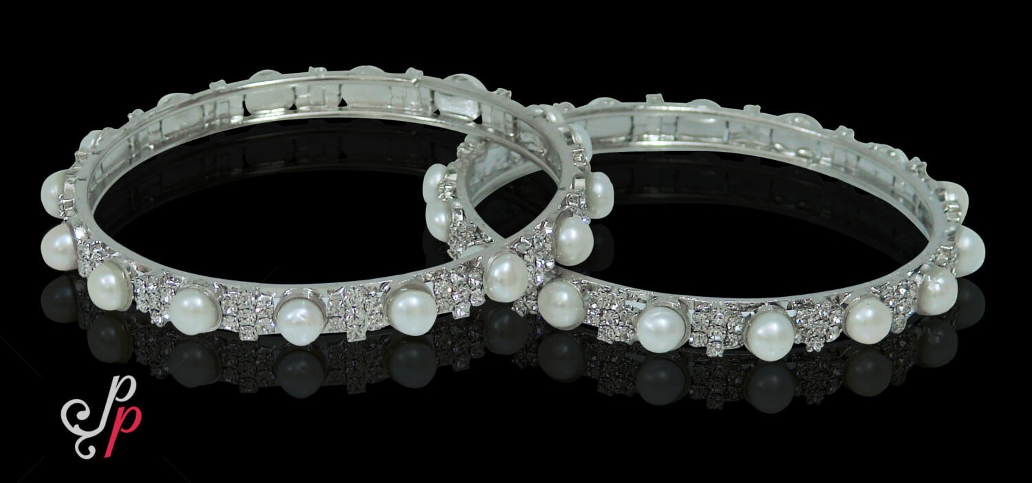 Simple and pretty pearl bangle in white metal