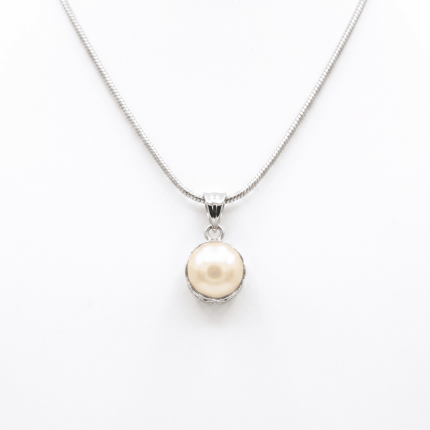 Classy 925 Silver Pendant With 10.5mm Peach Button Pearl