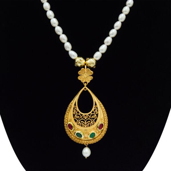 Vintage collection - Rich and Traditional Pearl Set in Ruby Emerald Pendant - close up