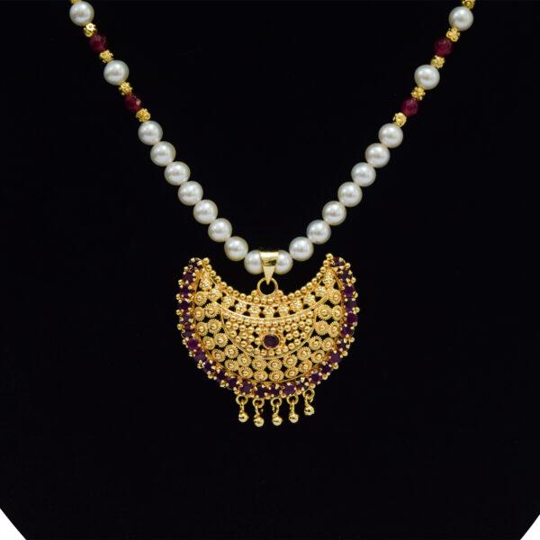 Beautiful Traditional Pearl Necklace in Rubies - close up