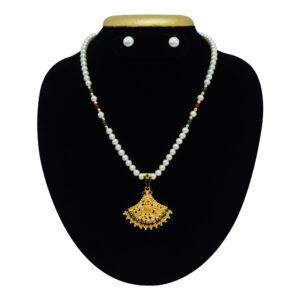 Simple and Traditional Pearl Set in Stylish Pendant