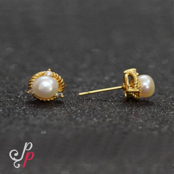Simple and Pretty Pearl Studs