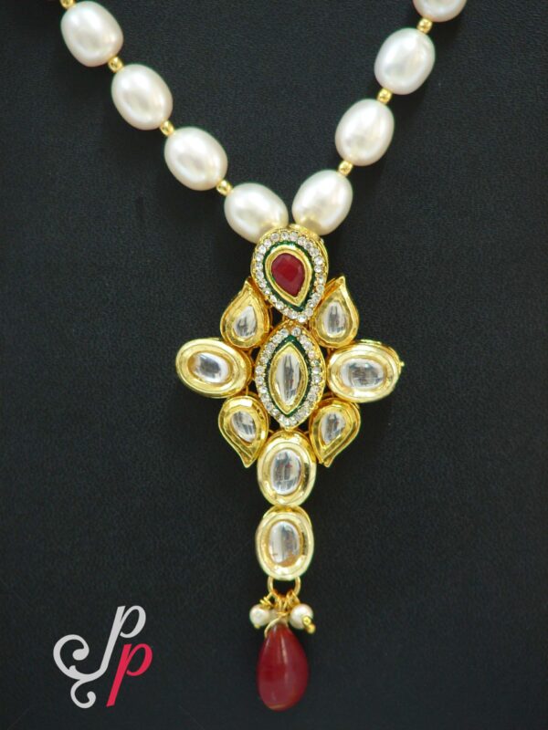 Oval Pearl necklace set in beautiful kundan