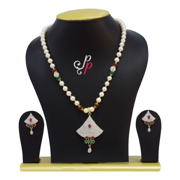 Pearl necklace set in super shiny pearls and beautiful pendant