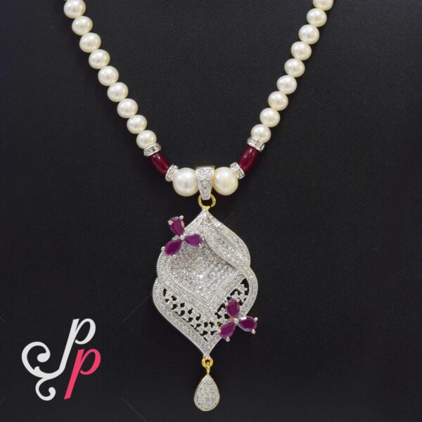 Stylish necklace set in lustrous roundish pearls
