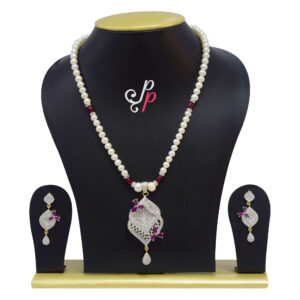 Stylish necklace set in lustrous roundish pearls