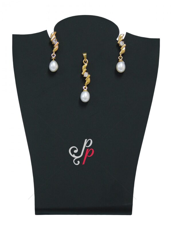 Stylish pearl pendant and earrings set 1