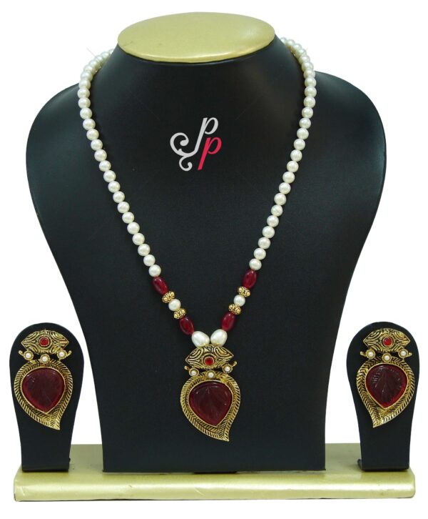 Very different round pearl necklace with antique leaf shaped design