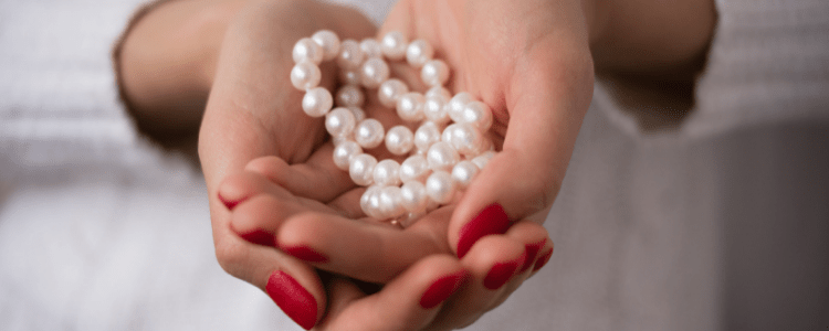 How to Wear Pearls Every Day on Modern Outfits