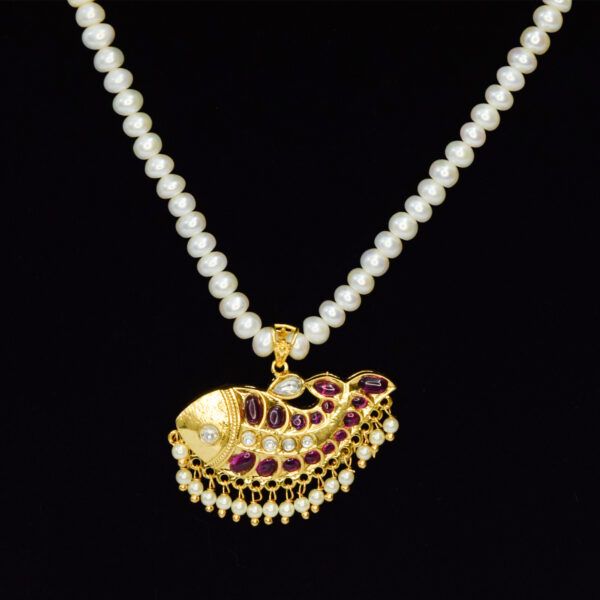 3mm white semi-round pearl necklace with reversible Kundan fish pendant with green and red stones - close up