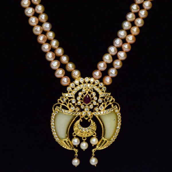 Splendid Peach Pearls Necklace With Mother Of Pearl Puligoru Pendant - close up