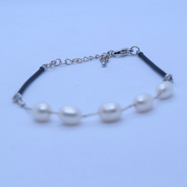 Trendy White Oval Pearls Bracelet For Daily Wear-1