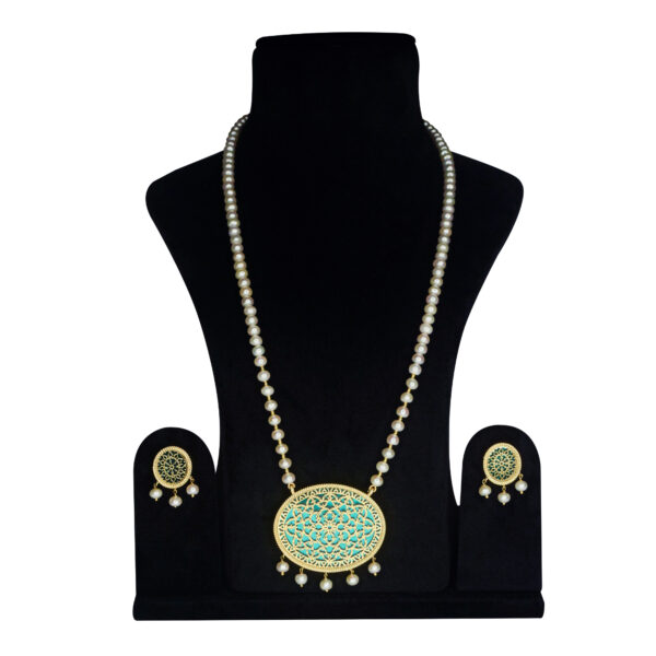Regal White Pearl Necklace With A Turquoise Oval Thewa Pendant