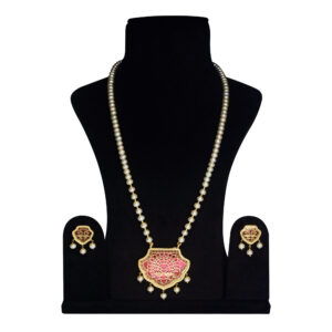 Striking White Pearl Necklace With A Rani Pink Thewa Pendant