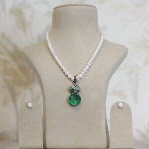 Elegant 4mm -8mm Graduated White Pearl Necklace With Green Onyx Silver Pendant