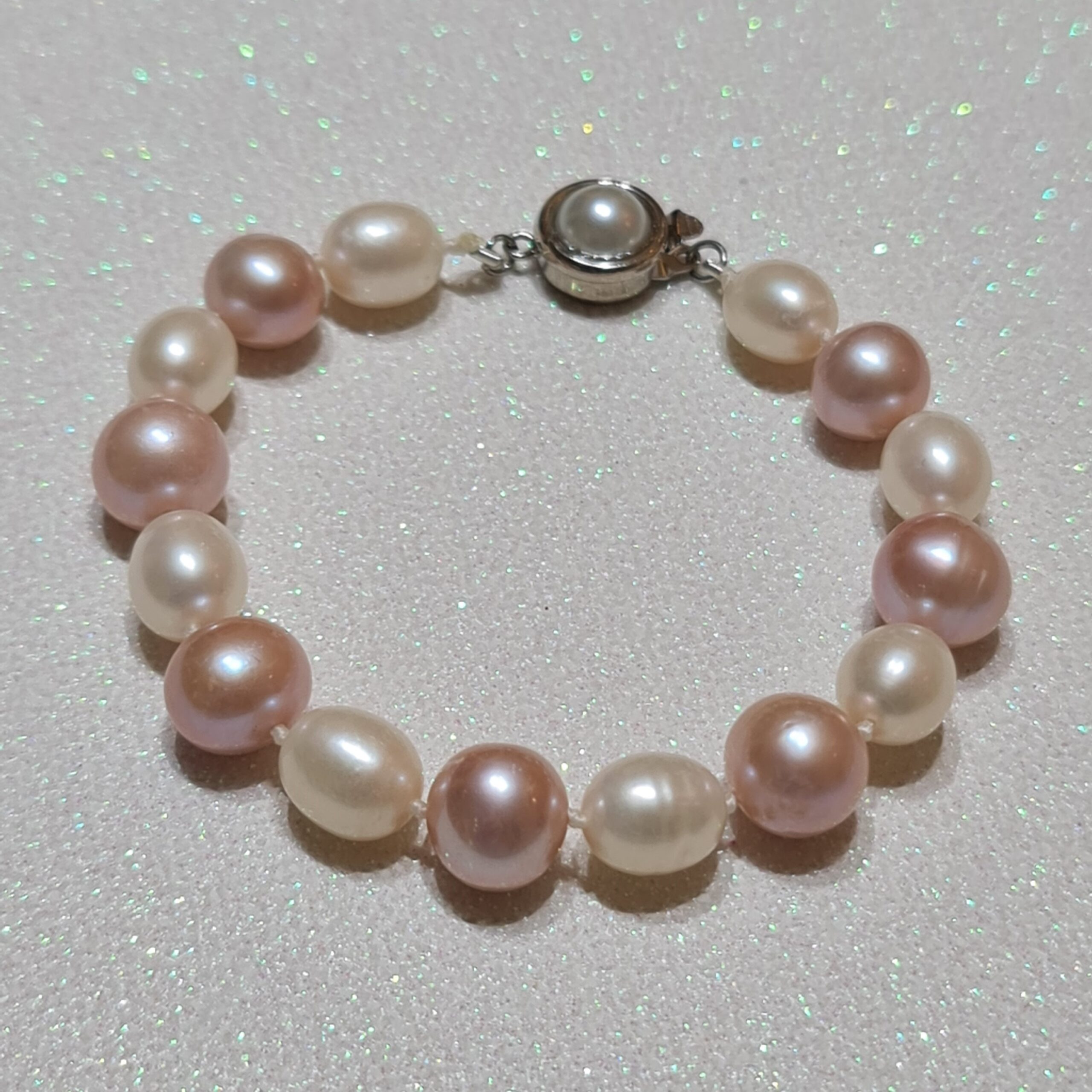 Bracelet of pearls on sale