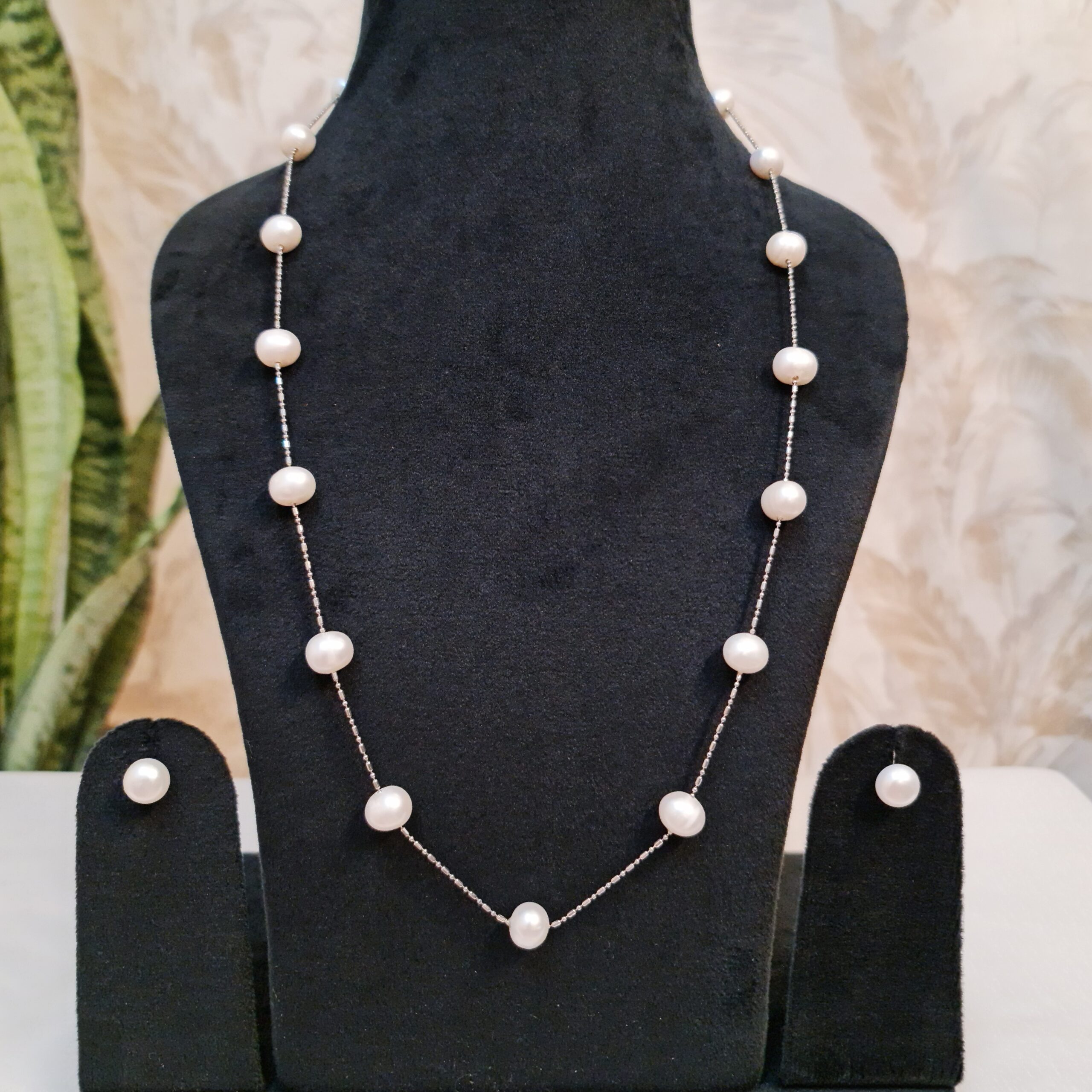 Chain and Pearl Necklace White
