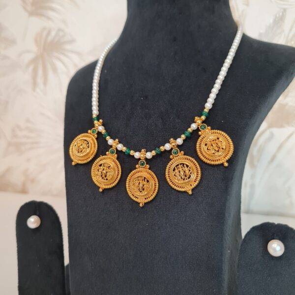 Stunning 4mm Round White Pearls Necklace With Ram Darbar Kaasu & SP Emerald Beads