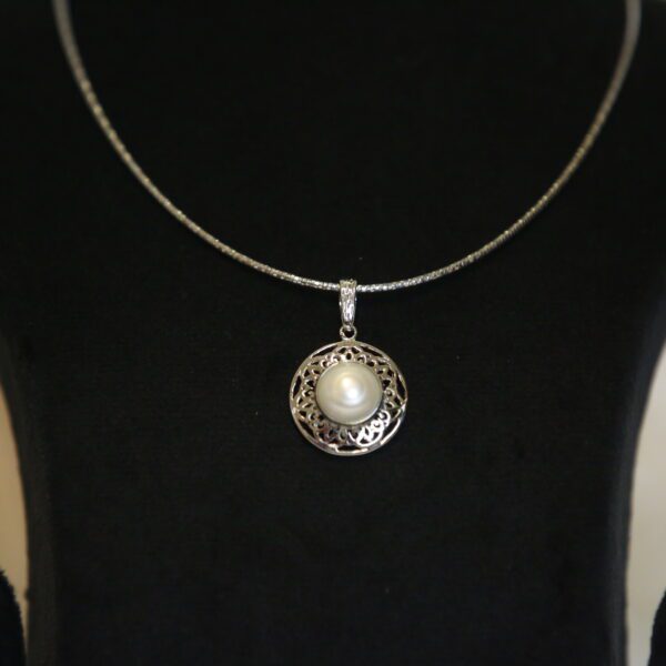Lovely Radial 925 Silver Pendant With 11mm White Button Pearl