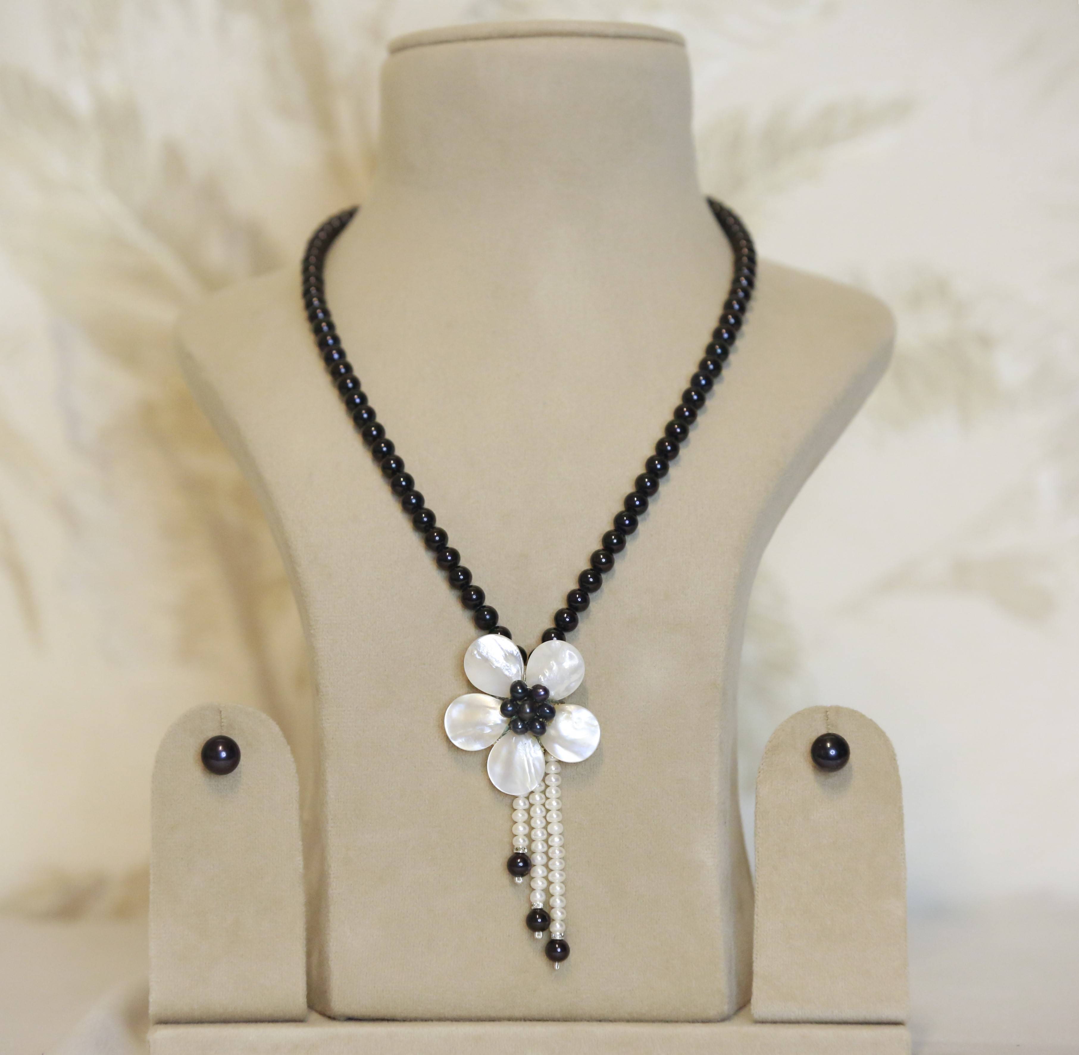 Beautiful Black 6mm Round Pearls 20Inches Necklace With Mother